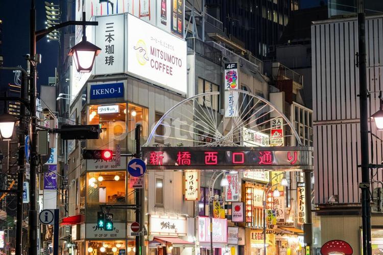 東京都港区 夜の新橋西口通り 新橋,東京,東京都の写真素材