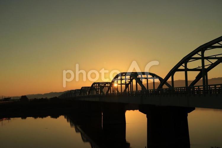 鉄橋と朝焼けとリフレクション 鉄橋,朝焼け,朝陽の写真素材
