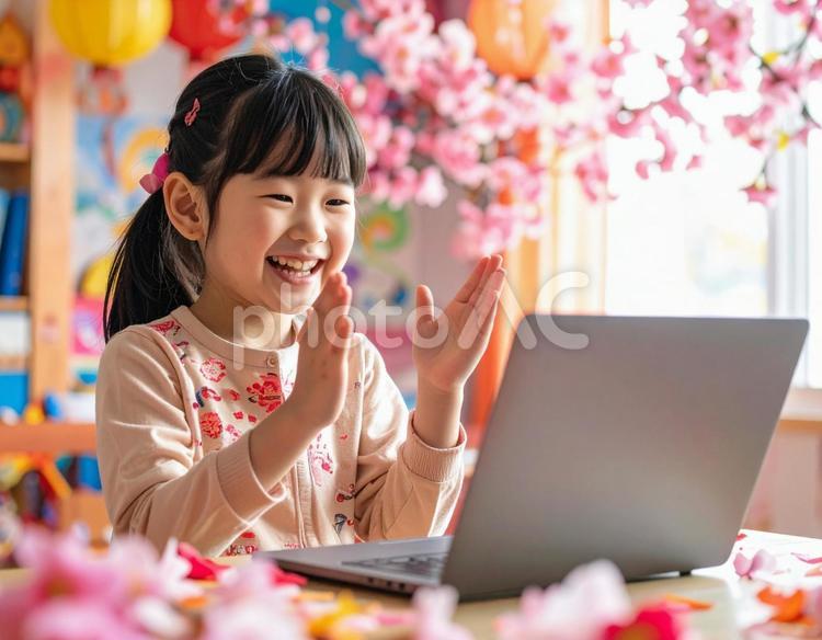 笑顔で拍手する女の子とノートパソコン 女の子,笑顔,拍手の写真素材