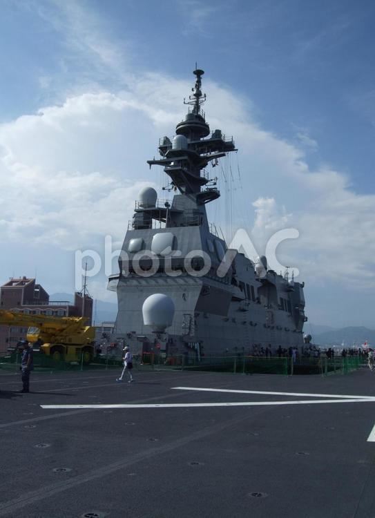 日陰でエレベーターを待つ人　護衛艦甲板 護衛艦ひゅうが,護衛艦,水上艦艇の写真素材
