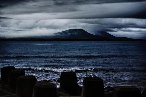<五島の風景>曇った夜明けの海と滑昇霧 <五島の風景>曇った夜明けの海と滑昇霧 曇り,夜明け,朝の写真素材