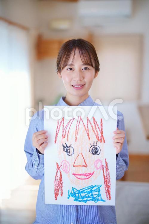 似顔絵をもらって微笑むお母さん 母の日,母親,似顔絵の写真素材