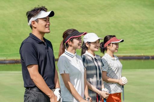 ゴルフ場でゴルフをするゴルファーの男女 ゴルフ場でゴルフをするゴルファーの男女 ゴルフ,ゴルフ場,ゴルフコンペの写真素材