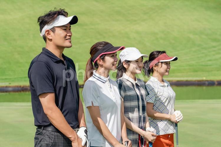 ゴルフ場でゴルフをするゴルファーの男女 ゴルフ,ゴルフ場,ゴルフコンペの写真素材