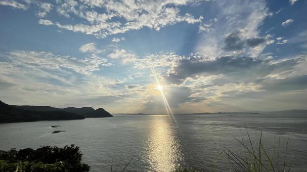 瀬戸内海 瀬戸内海 香川県,瀬戸内海,夕陽の写真素材