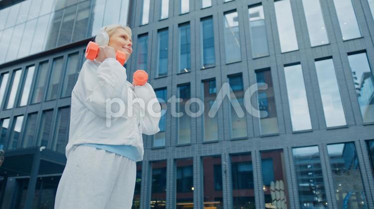 ダンベルを持ち上げるシニア女性 女性,人物,元気の写真素材