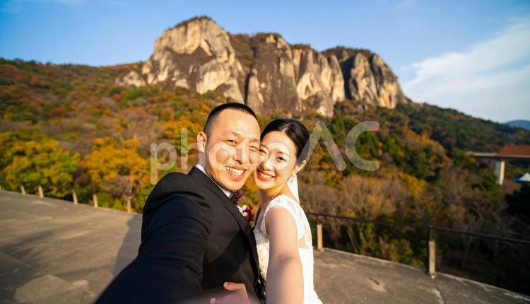 セルフィーを撮る新郎新婦 新郎新婦,セルフィー,ウェディングの写真素材