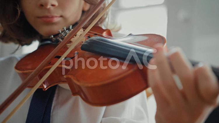 バイオリンを練習する女の子の鼻から下 バイオリン,女の子,鼻から下の写真素材