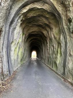 山道の古いトンネル(入口) 山道の古いトンネル(入口)の写真
