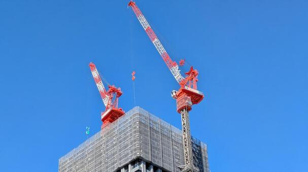 高層ビル建設現場のクレーンとクリアな青空 高層ビル,建設,工事の写真素材