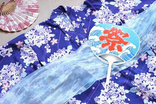 夏祭りのうちわ 青紫のゆかたと扇子 夏祭りのうちわ 青紫のゆかたと扇子 夏祭り,ゆかた,祭りの写真素材