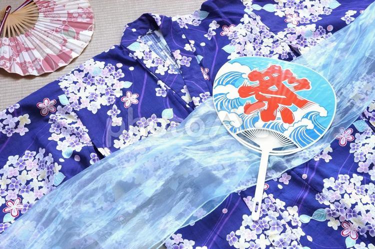 夏祭りのうちわ　青紫のゆかたと扇子 夏祭り,ゆかた,祭りの写真素材