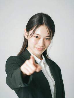 スーツ姿の女性 スーツ姿の女性の写真