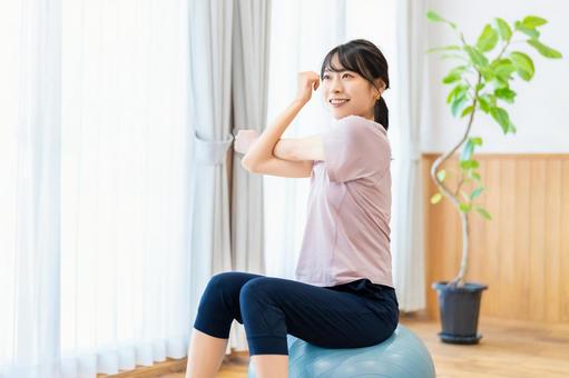 バランスボールでエクササイズをする女性 女性,美容,健康の写真素材
