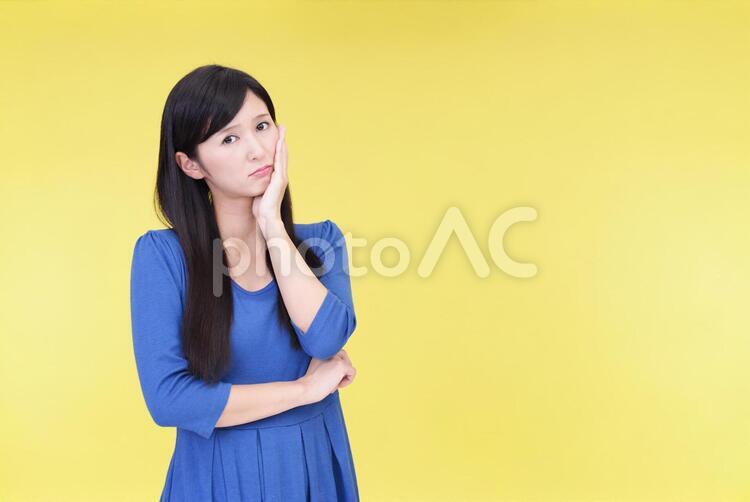 不安そうな表情の女性 女性,人物,人々の写真素材