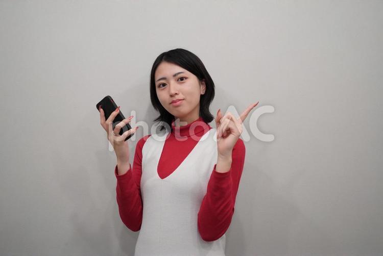 スマホを操作する女性 20代,屋内,女性の写真素材