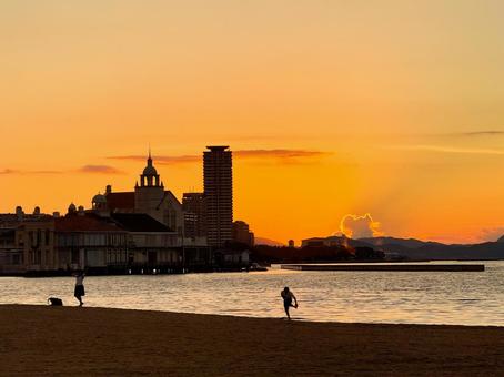 夕焼けの百道浜(福岡) 夕暮れ,オレンジ,マジックアワーの写真素材