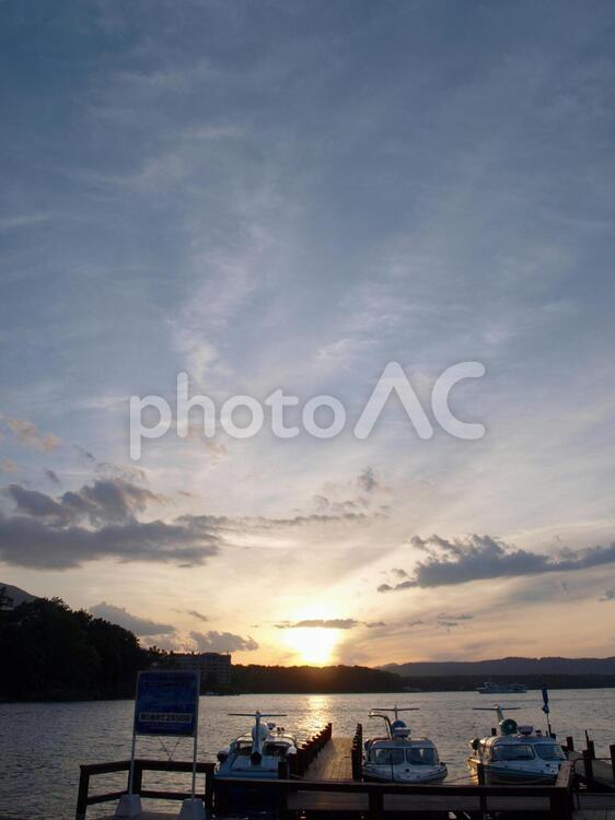夕暮れ時の湖畔 夕方,湖,水の写真素材