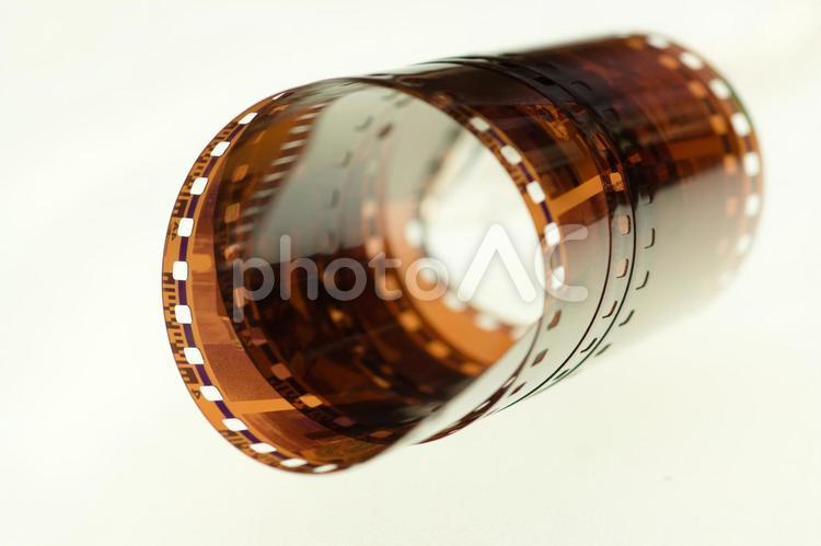 丸まったネガフィルム ネガ,ネガフィルム,フィルムの写真素材