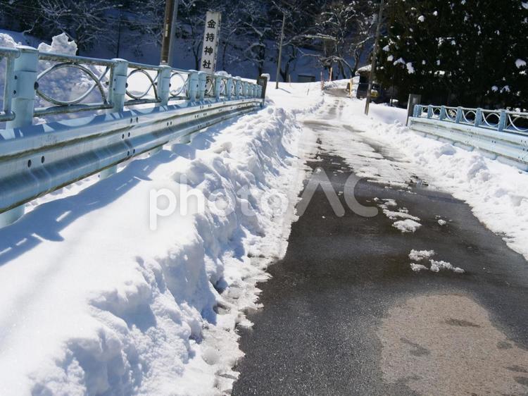 橋の両脇にたくさん積もる雪 コピースペース,スペース,コピーの写真素材