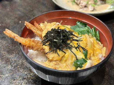 海老天と卵で仕上げた贅沢な天丼料理 海老天と卵で仕上げた贅沢な天丼料理 天丼,海老天,丼ものの写真素材
