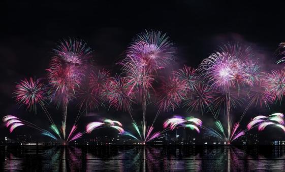 カラフルな湖上打ち上げ花火/松江水郷祭 花火,夏,風物詩の写真素材