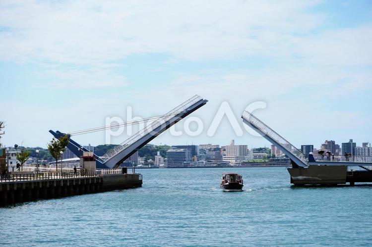 北九州市門司区の可動橋ブルーウィングもじ 関門海峡,北九州市,福岡県の写真素材