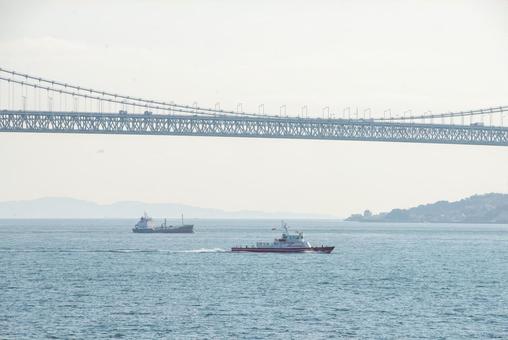 明石海峡大橋と船舶 明石海峡大橋と船舶の写真