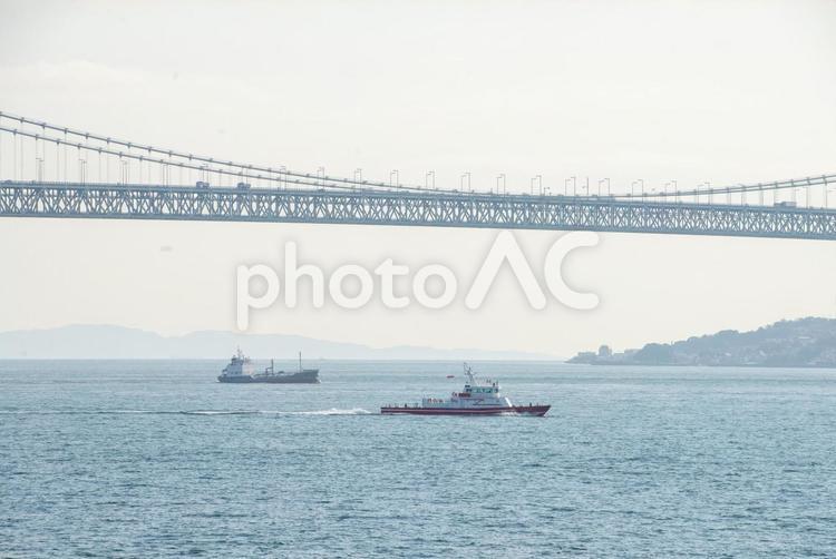 明石海峡大橋と船舶 明石海峡,明石海峡大橋,船舶の写真素材