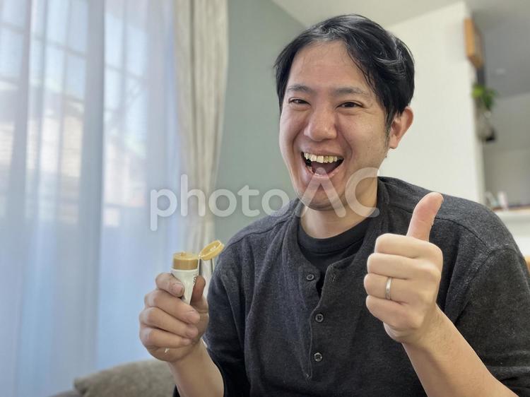 スキンケアをする男性 スキンケア,肌,男性の写真素材