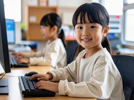 パソコンを使っている小学生 パソコンを使っている小学生の写真