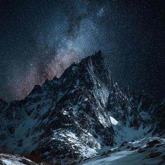 冬の絶景:澄み切った夜空と壮麗な雪山 冬の絶景:澄み切った夜空と壮麗な雪山の写真