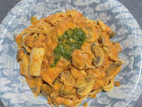 キノコとベーコンのトマトクリームパスタ キノコとベーコンのトマトクリームパスタの写真