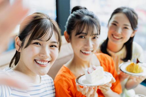 自撮りをする若い女性 自撮りをする若い女性 自撮り,写真,撮影の写真素材