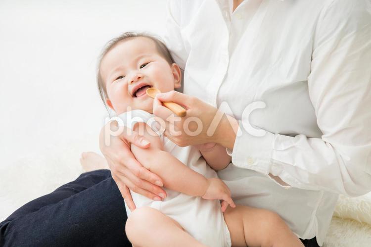 離乳食を食べる赤ちゃん（笑顔） 離乳食,赤ちゃん,食べるの写真素材