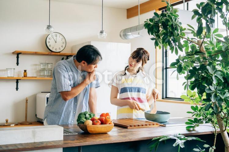 一緒に料理を作る男女（怒る） 夫婦喧嘩,料理,喧嘩の写真素材