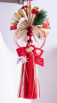 お正月飾り　吊るす　縦型　白背景　年賀の写真