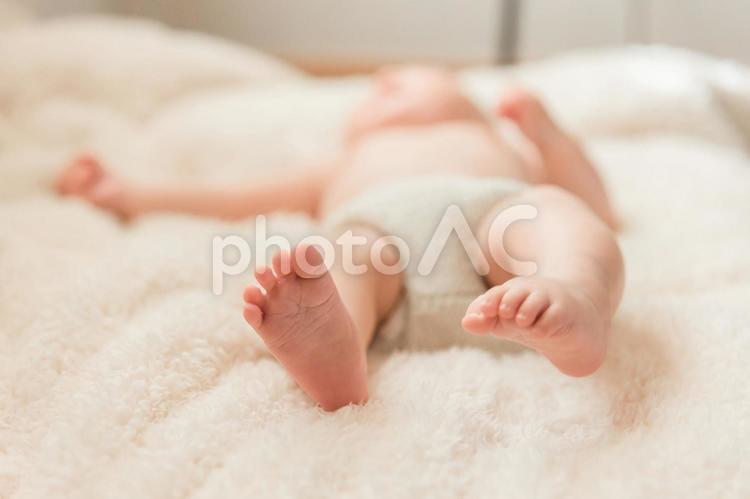 赤ちゃんの足とオムツ おむつ替え,オムツ替え,おむつの写真素材