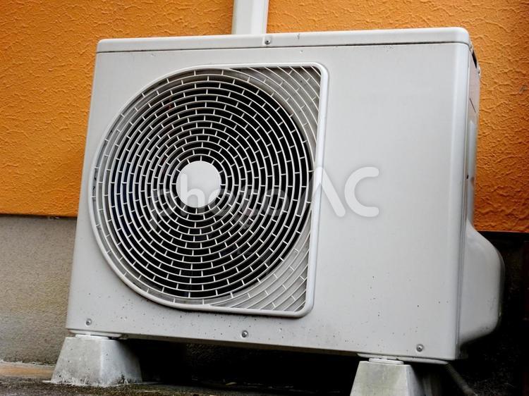 住宅用エアコンの室外機 エアコン,室外機,夏の写真素材