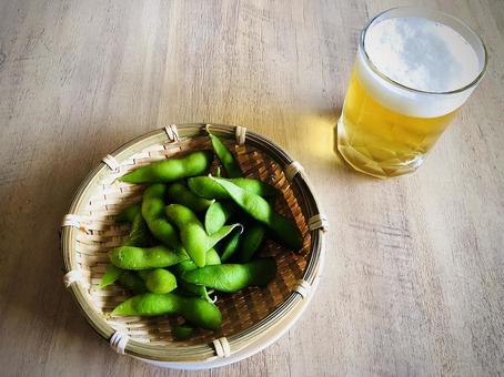 夏の食卓。枝豆と生ビール。 夏の食卓。枝豆と生ビール。 えだまめ,枝豆,ザルの写真素材