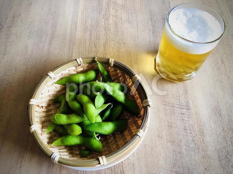 夏の食卓。枝豆と生ビール。 えだまめ,枝豆,ザルの写真素材