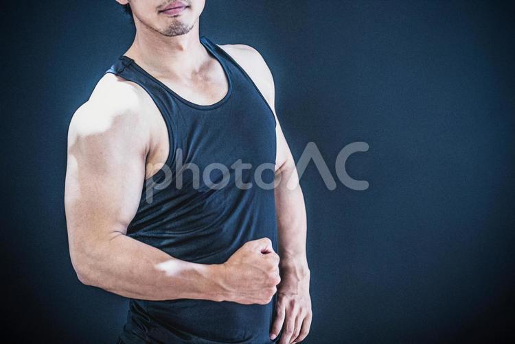 腕の筋肉を鍛える男性 筋肉,腕,マッチョの写真素材