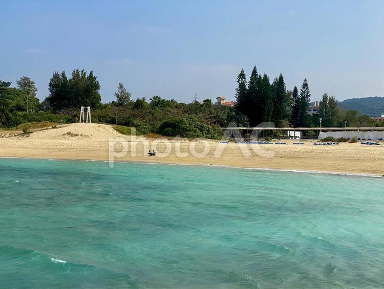 冬の万座ビーチ海岸　 沖縄,万座ビーチ,ビーチの写真素材