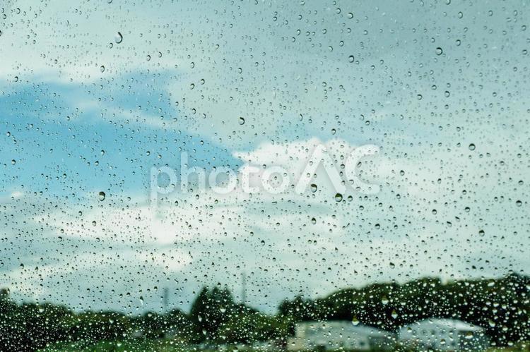 雨に濡れた窓越しの風景 豪雨,雨,雨粒の写真素材