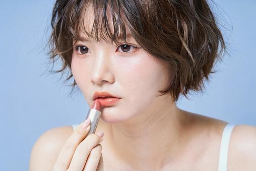 メイクアップする若い女性 メイクアップする若い女性 ライフスタイル,化粧,美肌の写真素材