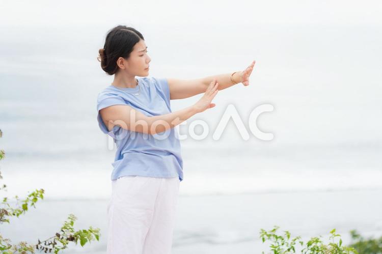 自然の中にいる女性の健康イメージ 女性,海,日焼けの写真素材