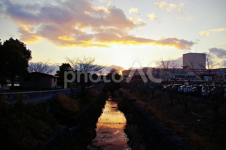 幻想的な夕景　水面に映る夕空 夕景,水路,正雀川分水路の写真素材