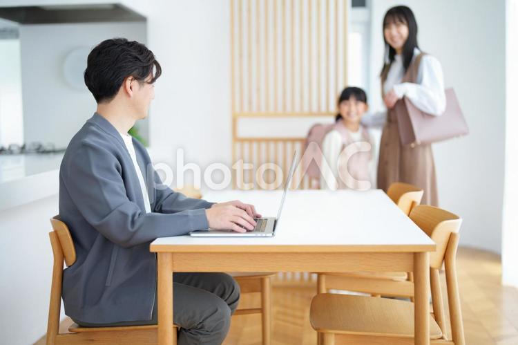 在宅ワークの男性と外出する家族 家族,女性,女の子の写真素材