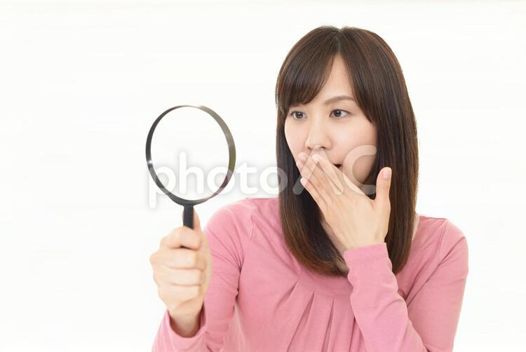 拡大鏡を持つ女性 女性,女,笑顔の写真素材