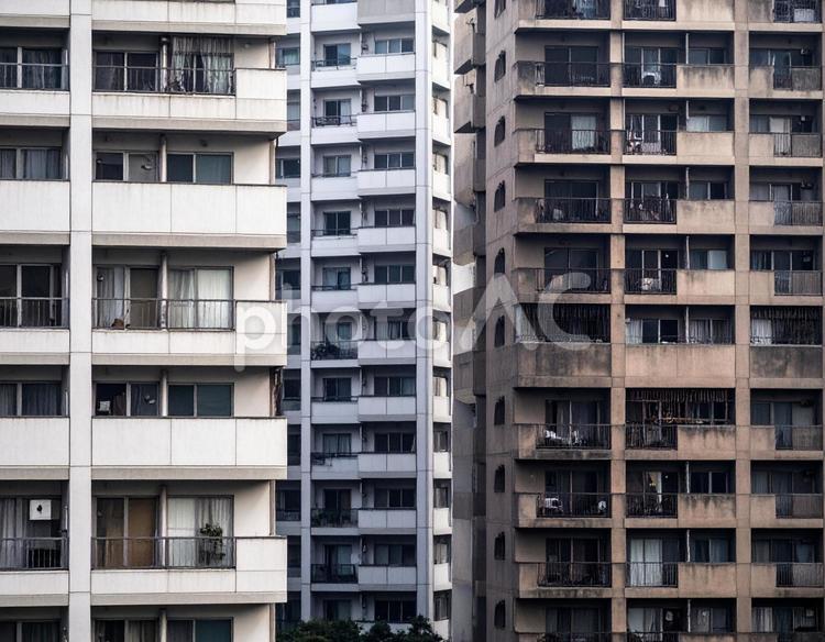荒廃したマンション群 マンション,老朽化,災害の写真素材